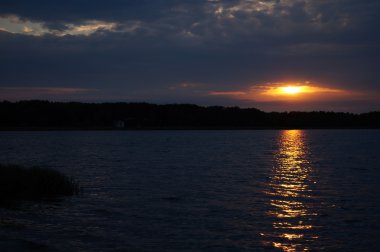 Zaman atlamalı olarak büyük güneş batmadan okyanus üzerinde ufuk içine büyük turuncu günbatımı