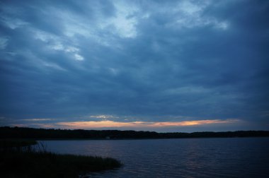 Zaman atlamalı olarak büyük güneş batmadan okyanus üzerinde ufuk içine büyük turuncu günbatımı
