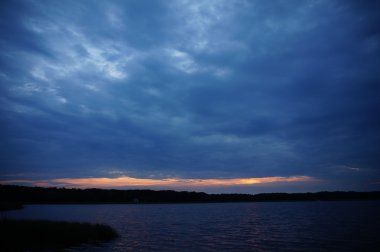 Zaman atlamalı olarak büyük güneş batmadan okyanus üzerinde ufuk içine büyük turuncu günbatımı