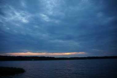 Zaman atlamalı olarak büyük güneş batmadan okyanus üzerinde ufuk içine büyük turuncu günbatımı