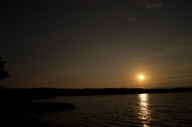 plajda, inanılmaz güzel günbatımı renkleri Basra Körfezi deniz manzarası, Birleşik Arap Emirlikleri doğa ile parlayan ışık demeti. Dubai deniz ve plaj
