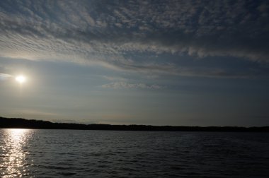 plajda, inanılmaz güzel günbatımı renkleri Basra Körfezi deniz manzarası, Birleşik Arap Emirlikleri doğa ile parlayan ışık demeti. Dubai deniz ve plaj