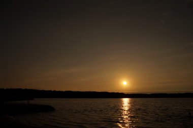 plajda, inanılmaz güzel günbatımı renkleri Basra Körfezi deniz manzarası, Birleşik Arap Emirlikleri doğa ile parlayan ışık demeti. Dubai deniz ve plaj