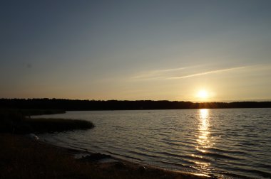 Göl ile yaz gökyüzü .unny, dağ