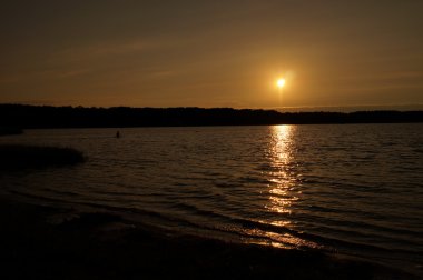 plajda, inanılmaz güzel günbatımı renkleri Basra Körfezi deniz manzarası, Birleşik Arap Emirlikleri doğa ile parlayan ışık demeti. Dubai deniz ve plaj