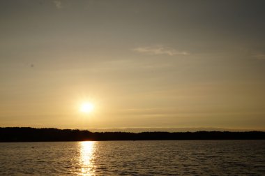 plajda, inanılmaz güzel günbatımı renkleri Basra Körfezi deniz manzarası, Birleşik Arap Emirlikleri doğa ile parlayan ışık demeti. Dubai deniz ve plaj