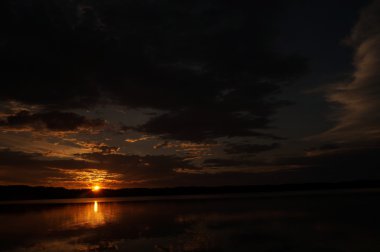 Sahilde gün batımı Güzel gökyüzü.