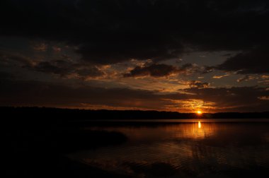 Sahilde gün batımı Güzel gökyüzü.