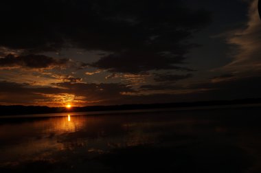 Sahilde gün batımı Güzel gökyüzü.