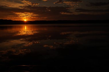 Sahilde gün batımı Güzel gökyüzü.