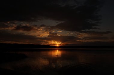 Sahilde gün batımı Güzel gökyüzü.
