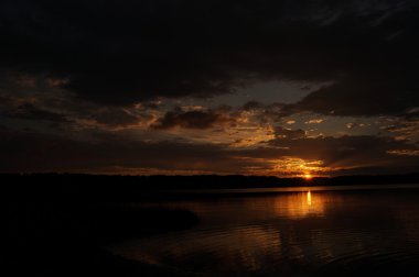 Sahilde gün batımı Güzel gökyüzü.