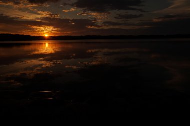 Sahilde gün batımı Güzel gökyüzü.