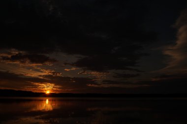 Sahilde gün batımı Güzel gökyüzü.