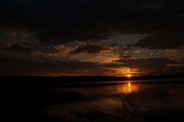 Sahilde gün batımı Güzel gökyüzü.
