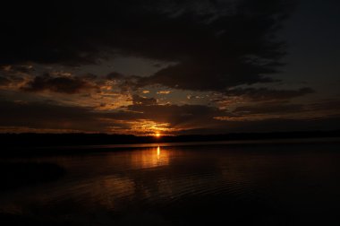 Sahilde gün batımı Güzel gökyüzü.