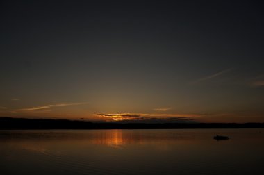 Gün batımı. Güzel gün batımı, Karadeniz. Altın deniz günbatımı. Deniz günbatımı. Deniz günbatımı arka plan. Şaşırtıcı deniz günbatımı Sunset deniz resmi. Gün batımı deniz dalgaları. Yaz günbatımı.