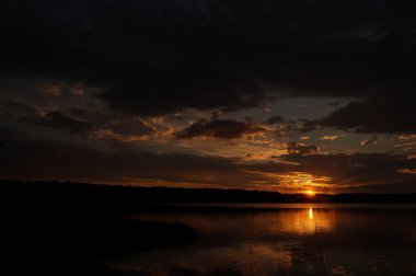 Sahilde gün batımı Güzel gökyüzü.