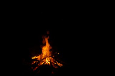 Kampı ateş yığını