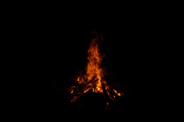 Kampı ateş yığını