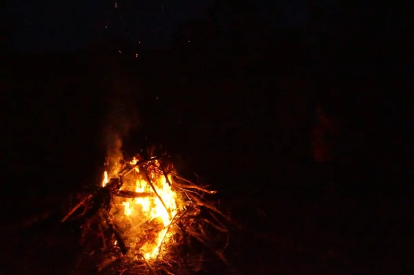 Yanan Ateş Ombustion Rüzgar Öğe Detay Insanlar Yüksek Akşam — Stok fotoğraf