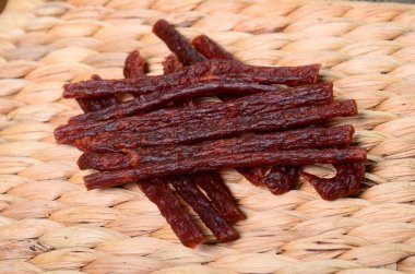 Otlar ve bira ahşap arka plan üzerinde biftek