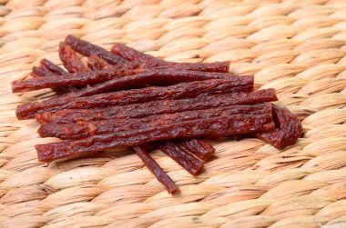 Otlar ve bira ahşap arka plan üzerinde biftek