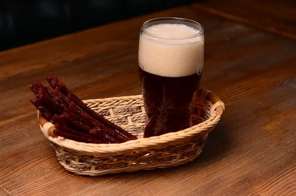 Bife com ervas e cerveja em um fundo de madeira — Fotografia de Stock