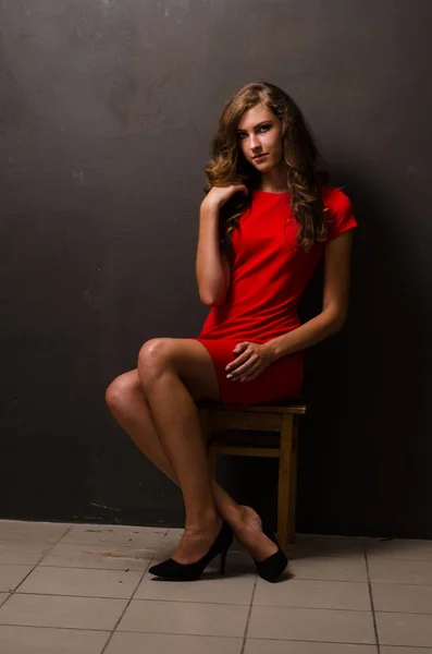 濃い髪と夜のメイクの美しい女性。ジュエリー・ビューティー。ファッション写真。黒の背景、セクシーな赤のドレス — ストック写真