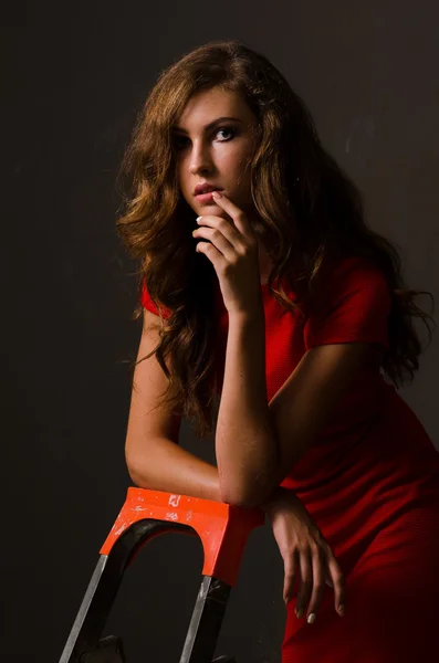 濃い髪と夜のメイクの美しい女性 ジュエリーと美しさ ファッション写真 黒の背景 セクシーな赤のドレス — ストック写真