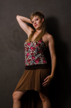 Stüdyoda ışık altında poz veren güzel bir kadın model.