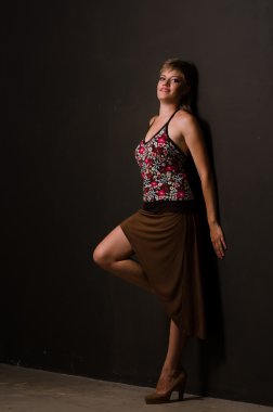 Stüdyoda ışık altında poz veren güzel bir kadın model.