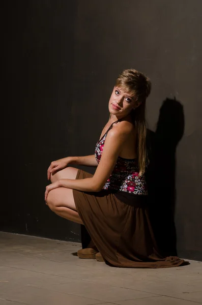Vacker kvinnlig modell poserar på studio i ljuset blinkar — Stockfoto