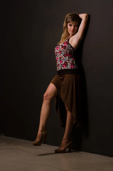 Linda modelo feminina posando no estúdio nos flashes de luz — Fotografia de Stock