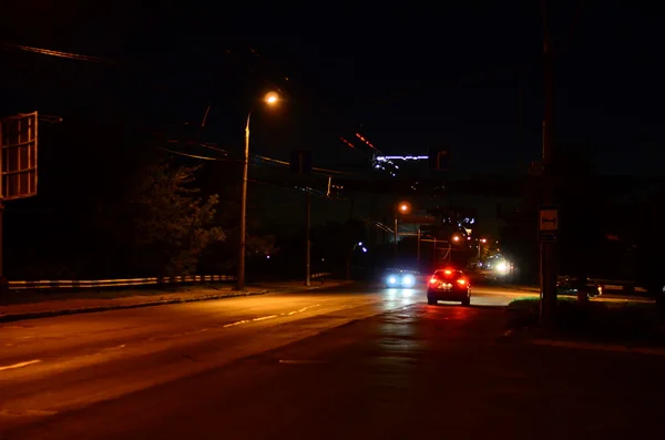 El otoño sale en la ciudad. Paisaje nocturno — Foto de Stock