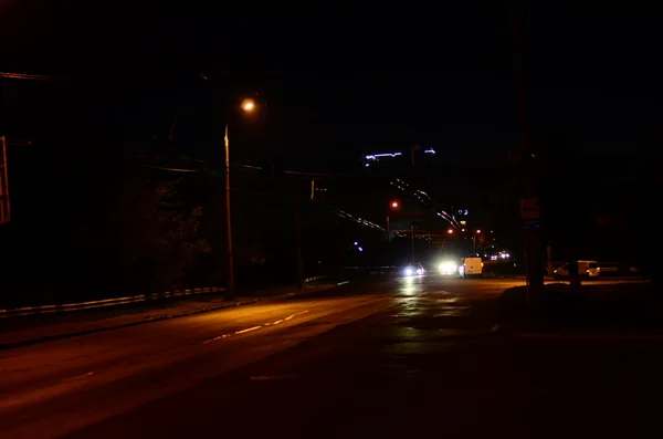 Jesienne liście w mieście. Nocny krajobraz — Zdjęcie stockowe