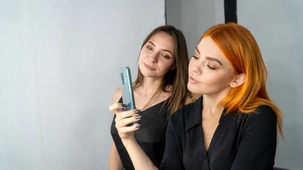 Model Takes Photo Herself Makeup Artist Beauty Salon First Person — Stock Photo, Image