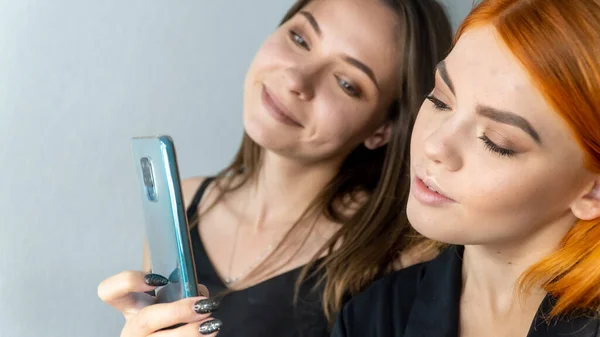 Model Takes Photo Herself Makeup Artist Beauty Salon First Person — Stock Photo, Image