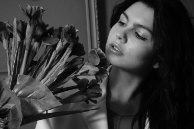 Stüdyoda poz veren beyaz ceketli güzel esmer kadın. 