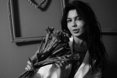 Stüdyoda poz veren beyaz ceketli güzel esmer kadın. 