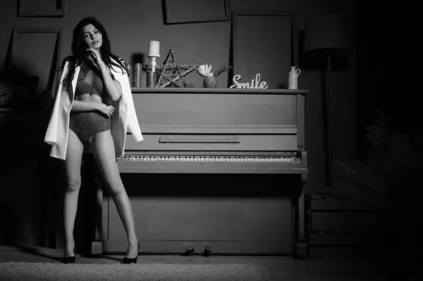 Hermosa Mujer Morena Lencería Blazer Blanco Posando Cerca Del Piano —  Fotos de Stock