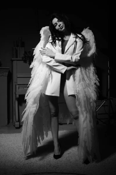 Krásná Brunetka Žena Sako Bílý Anděl Křídla Pózování Blízkosti Klavír — Stock fotografie