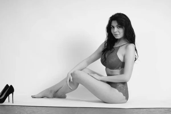 Sexy Belle Femme Brune Lingerie Posant Studio Sur Fond Blanc — Photo