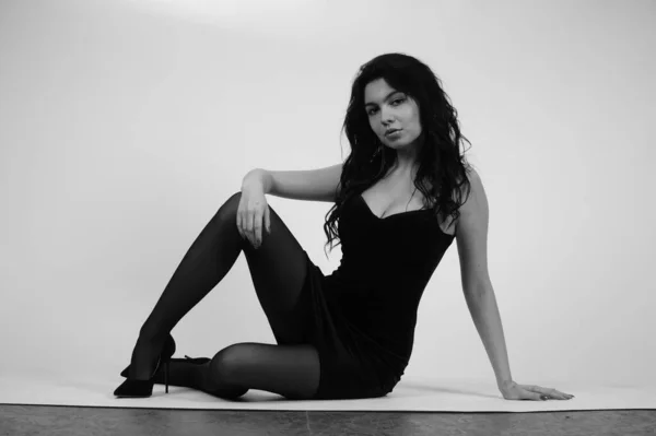 Sexy Mooie Brunette Vrouw Kleine Zwarte Jurk Panty Met Hoge — Stockfoto