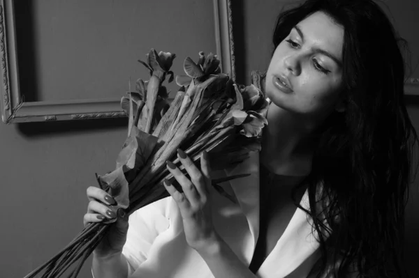 Vacker Brunett Kvinna Vit Blazer Med Bukett Blommor Poserar Studio — Stockfoto