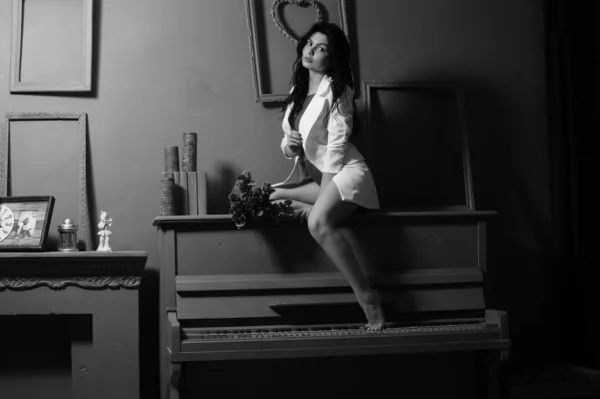 Çamaşırlı Beyaz Ceketli Güzel Esmer Kadın Stüdyoda Piyanonun Üzerinde Çiçek — Stok fotoğraf