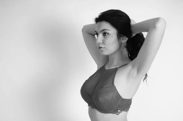セクシー美しいですブルネット女性でランジェリーポーズでスタジオ上の白の背景 — ストック写真