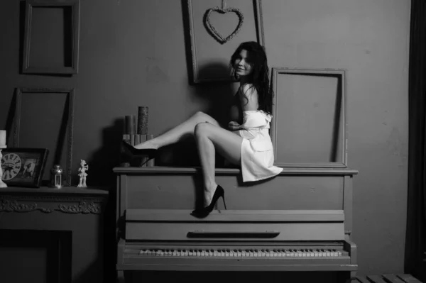 Hermosa Mujer Morena Lencería Chaqueta Blanca Posando Piano Estudio —  Fotos de Stock