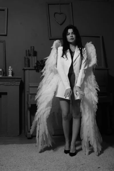 Mooie Brunette Vrouw Blazer Witte Engel Vleugels Poseren Buurt Van — Stockfoto