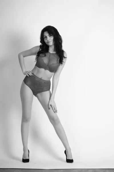Stüdyoda Beyaz Arka Planda Yüksek Topuklu Çamaşırlı Güzel Esmer Kadın — Stok fotoğraf